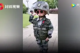 退伍军人带4岁女儿军训：踢正步有模有样图片