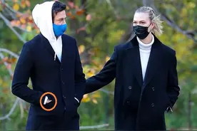 超模小KK怀孕后首露面，肩膀很宽阔，丈夫同嫂子伊万卡腕系红绳图片
