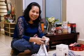 越南女子先天双腿残疾无法走路，独居狭长阁楼几十年却称生活幸福图片