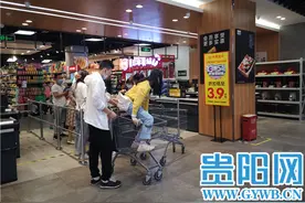 贵阳一女子蜷坐购物车内逛超市 市民：不雅观 超市：不允许图片