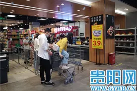 贵阳一女子蜷坐购物车内逛超市 市民：不雅观 超市：不允许图片