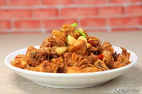 厨师长做农家小炒鸡，从来不焯水，一炒一炖，鸡肉鲜嫩不老不柴图片