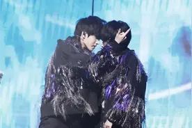 时代峰峻TF家族音乐会 CP粉投打70万换严浩翔贺峻霖双人舞台图片
