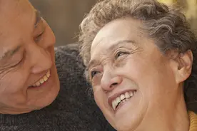 六十岁的男人，还会对婚外的异性动情吗？图片