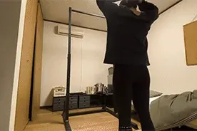 日本妹子裸背做引体向上，网友：这也太帅了图片