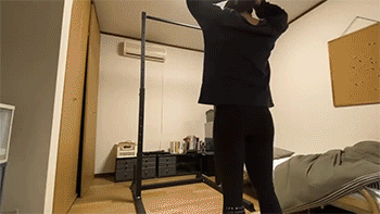 日本妹子裸背做引体向上，网友：这也太帅了图片