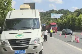 1小时5辆不达标！十堰交警环保联合开展机动车尾气排放检测图片