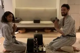 羡煞旁人！克莱与女友身穿和服体验日式SPA图片