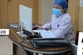 男孩脚受伤去换药，发现打针护士竟然是妈妈之后，娃的表情亮了图片
