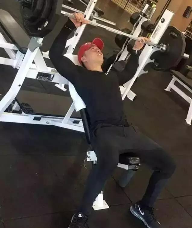 激战彭于晏,打遍娱乐圈,安志杰身材炸裂,是一名超级硬汉奶爸