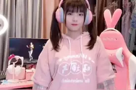 火线妹JK黑丝亮相街头热舞，如今剑指英雄联盟手游一姐？图片