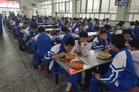 太原学院（府东校区）食堂开饭啦图片