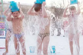 战斗民族成长记：俄罗斯幼儿园孩子仅穿泳裤在冰天雪地自浇冰水图片