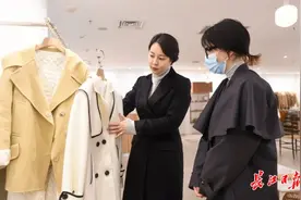 在韩国卖出1件衣服在中国就能卖出10件，韩国老板们闯荡汉正街图片