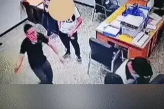 昨天，打学生的老师要被开除，今天，学生写“联名信”要留下老师...图片
