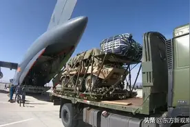 首见运-20空投“山猫”全地形车，十余件双路连投，场面壮观图片