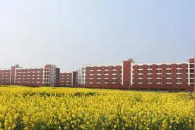 成都"豪华"大学宿舍！5大网红宿舍园区，楼下就是"花海"，空调、热水一应俱全！图片
