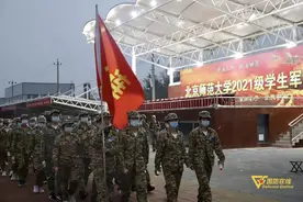 1分钟！走进北师大军训徒步25公里拉练现场图片