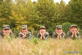 到这个新兵营，看“一朵云推动另一朵云”图片
