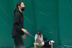 真情侣打羽毛球，关晓彤穿运动装很认真，鹿晗醉翁之意不在球图片