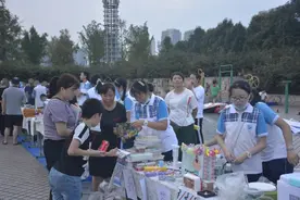 突破自我！新世纪外国语学校学生“摆地摊”体验社会竞争图片