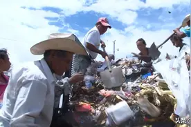 非洲贫民窟：13岁男孩被父亲抛弃，捡垃圾度日，着火了也要捡垃圾图片
