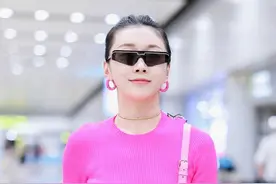 孙佳奇穿搭真任性！玫红色针织衫搭配牛仔裤洋气时髦，一点不土气图片