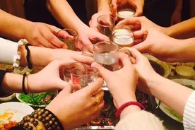 一天二两酒，长期喝，对身体是好是坏？看几份研究，您就清楚了图片