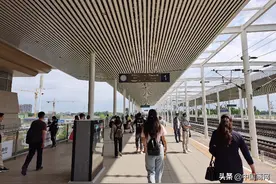 开车进京上班太堵 高铁通勤受环京上班族青睐图片
