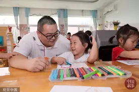北京：男幼师坚守岗位六年 成幼儿园人气王图片