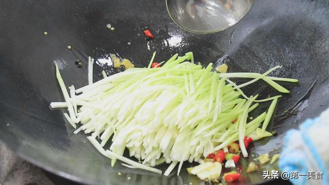 大厨教你水作牛肉丝的家常做法，食材简单，香辣可口，好吃又下饭