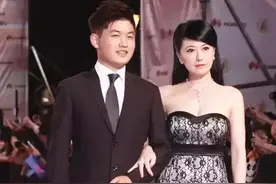 “台湾女神”戈伟如，穿抹胸裙走红毯，和儿子同框不显老图片