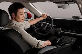 车钥匙锁车里怎么办？，可以用手机开车门吗？老司机：没想到图片