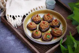 香菇酿肉，肉馅拌在香菇中，口感嫩滑满口香菇味图片