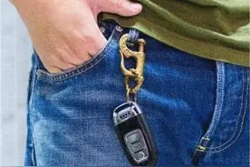 车钥匙挂腰上的是什么人？网友：“穷人思维”，笑掉大牙图片