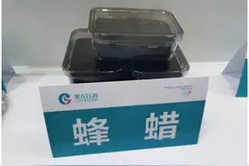 她养了上万只蜜蜂，就为了“蛰人”…图片