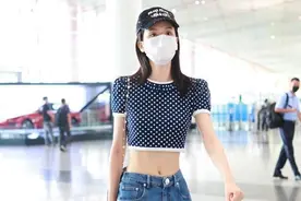 乔欣腰细的有点不真实，“蚂蚁腰”穿超短上衣，牛仔裤松垮靠胯撑图片
