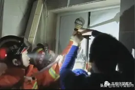 电梯故障又没信号，六人被困一宿...图片