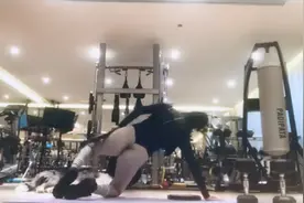 52岁钟丽缇健身秀好身材，疯狂扭胯晒臀型，蜜桃臀直怼镜头引围观图片