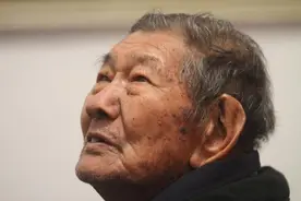 百岁老兵阔别家乡70多年，终于能够回家，分离多年的父女再相见图片