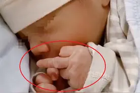 婴儿出生19小时后，因比“挑衅”手势走红，网友直呼：最拽宝宝图片