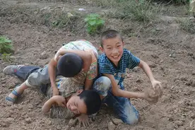侄子结婚，我随2万红包，二哥随2千，二嫂来电后，我退出家族群图片