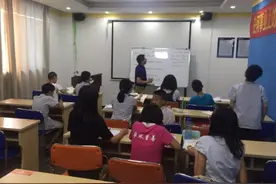 退休教师开补课班行不行？教育部门做出回应，家长们反响不一图片