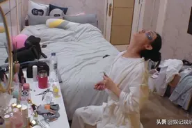 赵丽颖护肤品多会保养，看到被子上的“理疗仪”，体会到她的不易图片