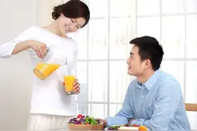 撩妹很简单，就是把妹当小孩，当傻瓜，连哄再夸，你不就成功了吗图片