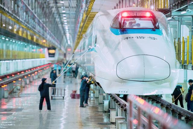 7353米长的火车,8个车头拉着跑,整列有682节车厢