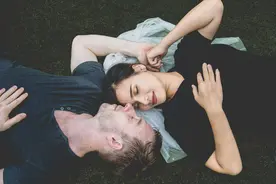中年女人对你有意思的迹象：“三不拒绝”图片