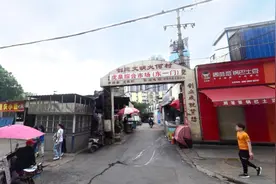 游览武汉闹市热门城中村：入口有夜市和地铁，破败老房子像无人区图片