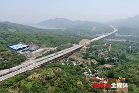 大地隧道最后一仓衬砌浇筑，济泰高速泰安段北段建设工程进入最后冲刺图片