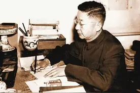 夫人胡絜青说了什么，让不写长篇的老舍动笔写下百万字的《四世同堂》？图片